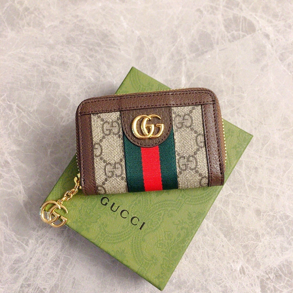グッチ財布 レプリカ着用イメージ